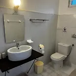 Emilios House דרמי